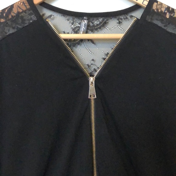 Beautifully designed open lace sleeved blouse. - Picture 2 of 6